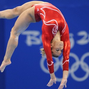 kaiyun体育app-网球名将参加慈善赛事，助力贫困地区青少年，网球协会会长