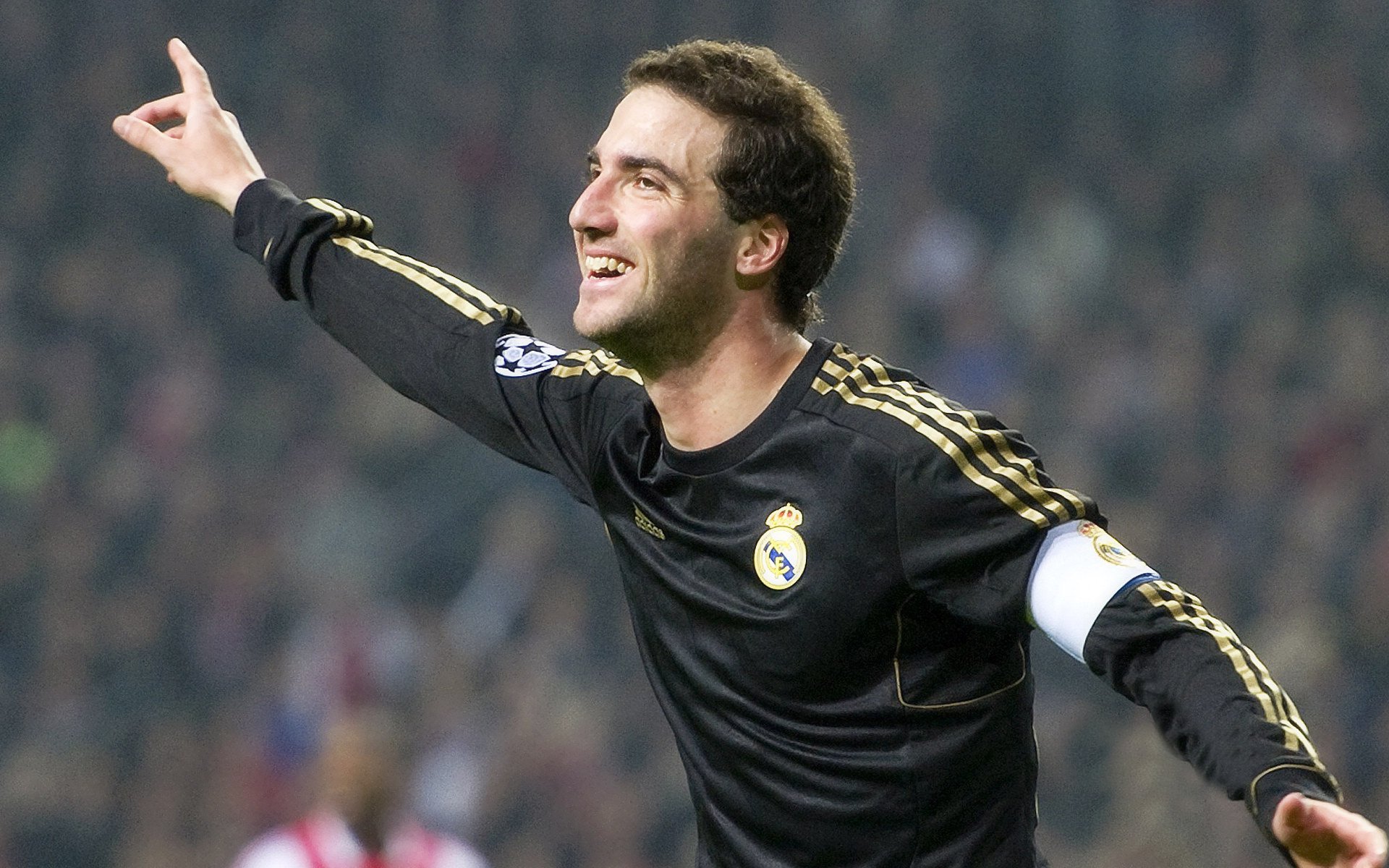 伊朗骑手阿里·巴赫蒂亚里在巴黎奥运会上首次亮相,尽管未能晋级,但表现积极。